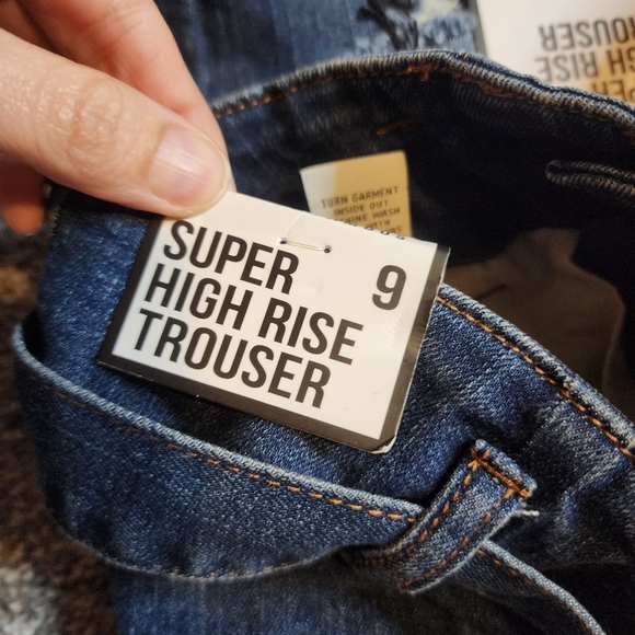 NWT Almost Famous Jeans Super High Rise Crop Trouser Belt Distressed denim sz 9 - Picture 11 of 15